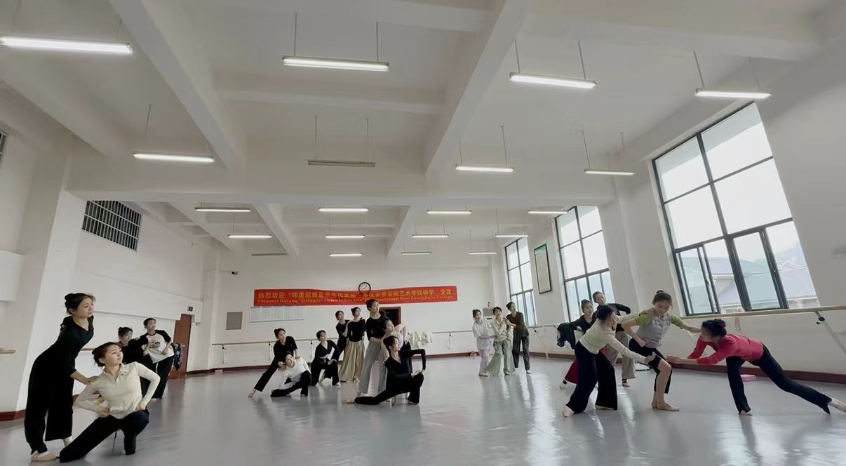 艺术学院-【学院动态】舞蹈系2021级学生专场晚会排练纪实:逐梦舞台,匠心独运